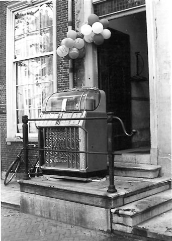 De originele KM71-jukebox op de stoep van Koornmarkt 71